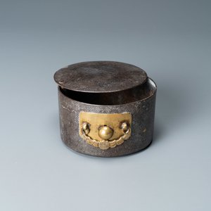 Une boîte couverte en fer incrusté d'argent, Corée, probablement Joseon, 16/17ème — photo 3