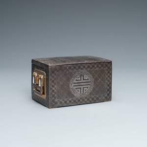 Une boîte couverte en fer incrusté d'argent, Corée, probablement Joseon, 18/19ème — photo 2
