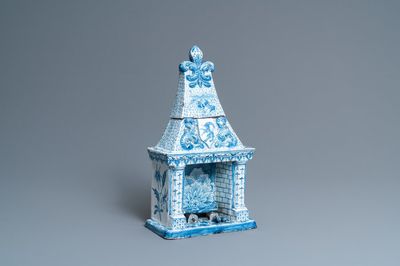 Une boîte couverte en forme de cheminé en faïence de Delft en bleu et blanc, vers 1800