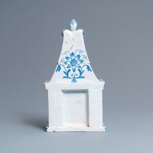 Une boîte couverte en forme de cheminé en faïence de Delft en bleu et blanc, vers 1800 — photo 4