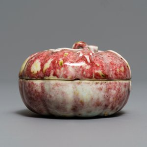 Une boîte couverte en forme de citrouille en porcelaine de Chine à émail langyao, 18/19ème — photo 2
