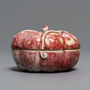 Une boîte couverte en forme de citrouille en porcelaine de Chine à émail langyao, 18/19ème — photo 3