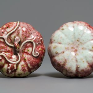 Une boîte couverte en forme de citrouille en porcelaine de Chine à émail langyao, 18/19ème — photo 7