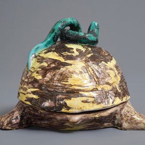 Une boîte couverte en forme de tortue en faïence polychrome de Bruxelles, 18ème — photo 5