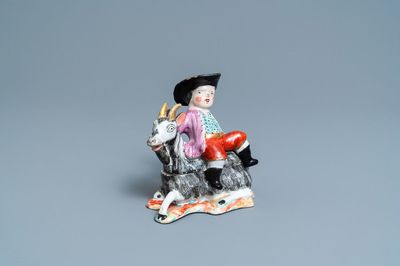 Une boîte couverte en forme d'un garçon sur un bélier en faïence de Delft polychrome, 18ème