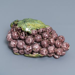 Une boîte couverte en forme d'une grappe de raisins en faïence de Delft polychrome, 18ème — photo 1