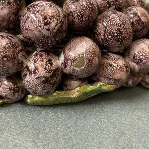 Une boîte couverte en forme d'une grappe de raisins en faïence de Delft polychrome, 18ème — photo 11