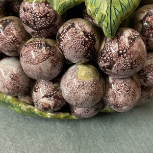 Une boîte couverte en forme d'une grappe de raisins en faïence de Delft polychrome, 18ème — photo 8