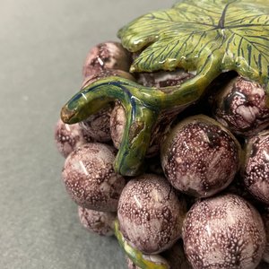Une boîte couverte en forme d'une grappe de raisins en faïence de Delft polychrome, 18ème — photo 10