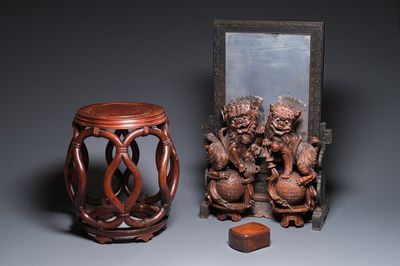 Une boîte couverte en huali, un socle, un écran de table au mirroir et une paire de lions bouddhistes, Chine, 19/20ème