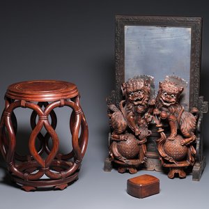 Une boîte couverte en huali, un socle, un écran de table au mirroir et une paire de lions bouddhistes, Chine, 19/20ème — photo 1