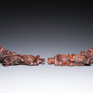 Une boîte couverte en huali, un socle, un écran de table au mirroir et une paire de lions bouddhistes, Chine, 19/20ème — photo 23