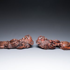Une boîte couverte en huali, un socle, un écran de table au mirroir et une paire de lions bouddhistes, Chine, 19/20ème — photo 24