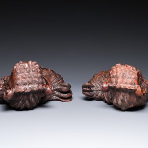 Une boîte couverte en huali, un socle, un écran de table au mirroir et une paire de lions bouddhistes, Chine, 19/20ème — photo 25