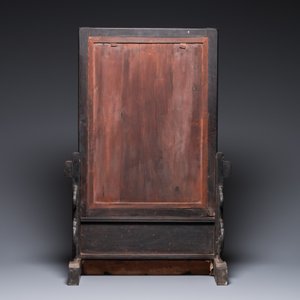 Une boîte couverte en huali, un socle, un écran de table au mirroir et une paire de lions bouddhistes, Chine, 19/20ème — photo 4