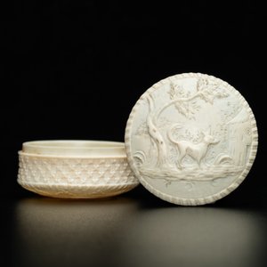 Une boîte couverte en ivoire sculpté à décor d’un chien devant un moulin à eau, vers 1800 — photo 2