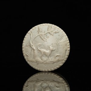 Une boîte couverte en ivoire sculpté à décor d’un chien devant un moulin à eau, vers 1800 — photo 3