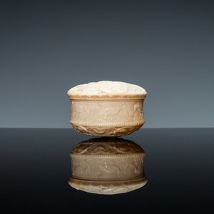 Une boîte couverte en ivoire sculpté à décor d’un garçon tirant l’eau d’un puits, 18ème — photo 3