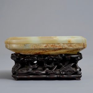 Une boîte couverte en jade céladon et roux sur socle en bois, Chine, Ming/Qing — photo 3