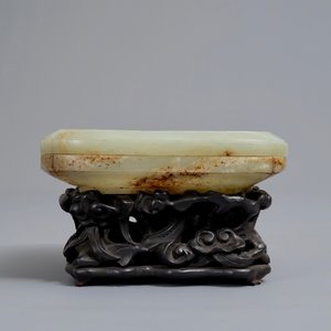 Une boîte couverte en jade céladon et roux sur socle en bois, Chine, Ming/Qing — photo 6