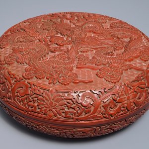 Une boîte couverte en laque de Chine à décor de dragons, marque de Qianlong, 18/19ème — photo 1