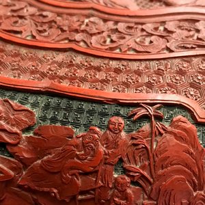 Une boîte couverte en laque de Chine à décor de figures dans un paysage, 19ème — photo 20