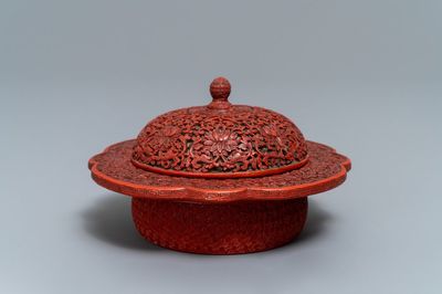 Une boîte couverte en laque de Chine à décor floral, 18/19ème