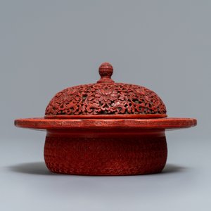 Une boîte couverte en laque de Chine à décor floral, 18/19ème — photo 2