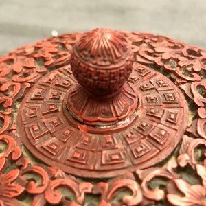Une boîte couverte en laque de Chine à décor floral, 18/19ème — photo 7