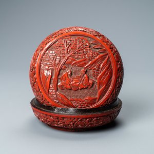 Une boîte couverte en laque rouge figurant deux lettrés , Chine, 18/19ème — photo 1