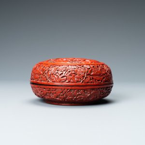 Une boîte couverte en laque rouge figurant deux lettrés , Chine, 18/19ème — photo 5