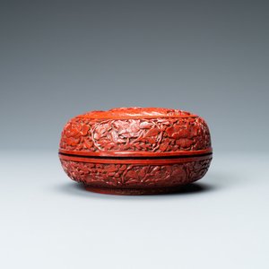 Une boîte couverte en laque rouge figurant deux lettrés , Chine, 18/19ème — photo 6