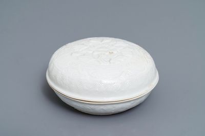 Une boîte couverte en porcelaine blanc de Chine de Dehua à décor en relief, marque en creux, Kangxi
