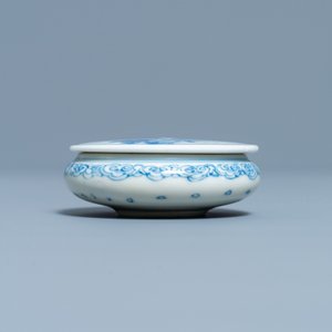 Une boîte couverte en porcelaine de Chine à sujet érotique, Kangxi — photo 3
