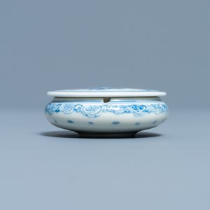 Une boîte couverte en porcelaine de Chine à sujet érotique, Kangxi — photo 5