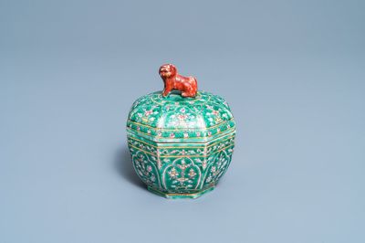 Une boîte couverte en porcelaine de Chine Bencharong pour le marché thai, 19ème