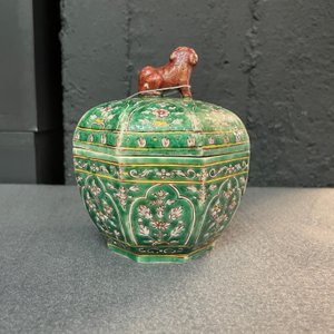 Une boîte couverte en porcelaine de Chine Bencharong pour le marché thai, 19ème — photo 9