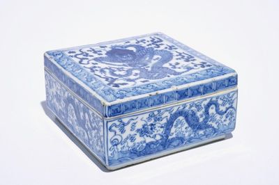 Une boîte couverte en porcelaine de Chine bleu et blanc à décor de dragons, Kangxi