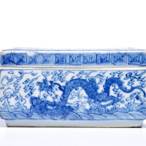 Une boîte couverte en porcelaine de Chine bleu et blanc à décor de dragons, Kangxi — photo 2