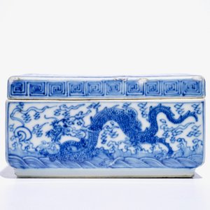 Une boîte couverte en porcelaine de Chine bleu et blanc à décor de dragons, Kangxi — photo 3