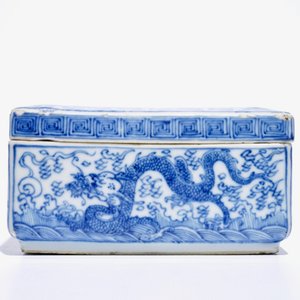 Une boîte couverte en porcelaine de Chine bleu et blanc à décor de dragons, Kangxi — photo 4