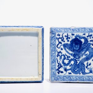 Une boîte couverte en porcelaine de Chine bleu et blanc à décor de dragons, Kangxi — photo 6