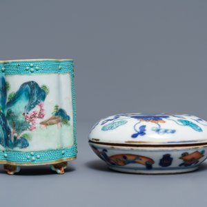 Une boîte couverte en porcelaine de Chine doucai et un pot à pinceaux en famille rose, marques de Qianlong, 19ème — photo 4