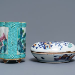 Une boîte couverte en porcelaine de Chine doucai et un pot à pinceaux en famille rose, marques de Qianlong, 19ème — photo 5