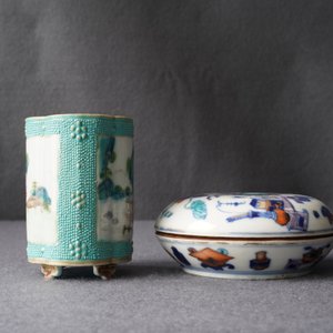 Une boîte couverte en porcelaine de Chine doucai et un pot à pinceaux en famille rose, marques de Qianlong, 19ème — photo 9