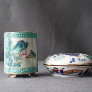 Une boîte couverte en porcelaine de Chine doucai et un pot à pinceaux en famille rose, marques de Qianlong, 19ème — photo 10