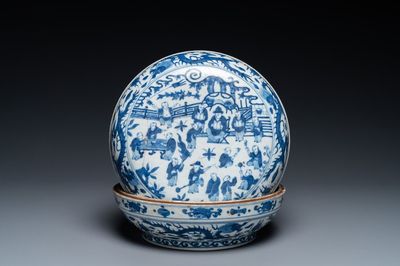 Une boîte couverte en porcelaine de Chine en bleu et blanc à décor des 'cent garçons', marque et époque de Wanli