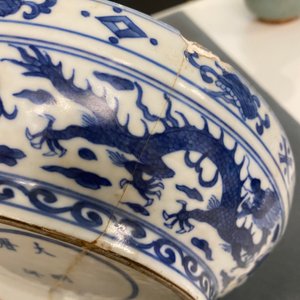 Une boîte couverte en porcelaine de Chine en bleu et blanc à décor des 'cent garçons', marque et époque de Wanli — photo 16