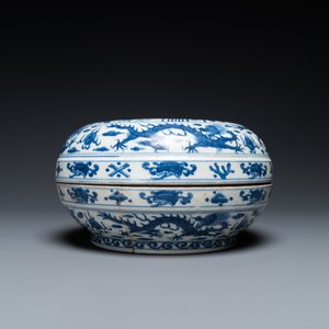 Une boîte couverte en porcelaine de Chine en bleu et blanc à décor des 'cent garçons', marque et époque de Wanli — photo 5