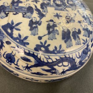 Une boîte couverte en porcelaine de Chine en bleu et blanc à décor des 'cent garçons', marque et époque de Wanli — photo 10